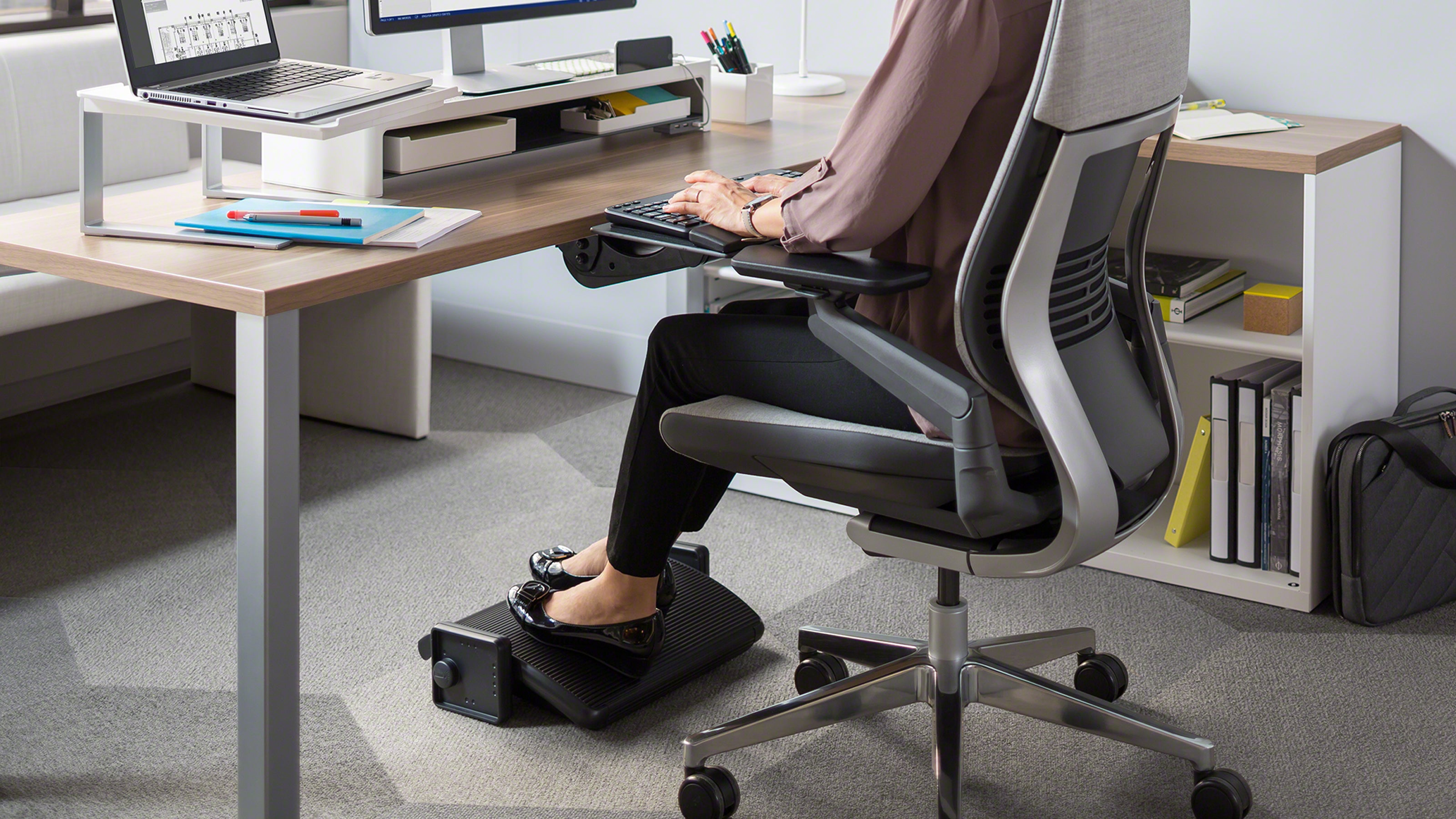 Steelcase 調整式フットレスト